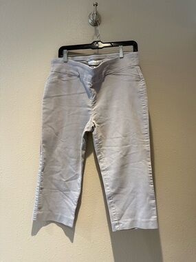 Croft & Barrow Gray Capris – Size Medium